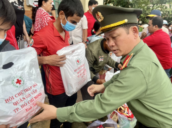 Công an huyện Nam Giang (tỉnh Quảng Nam) tặng 100 suất quà cho người dân  nghèo bị ảnh hưởng mưa, lũ -0