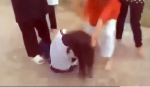 Làm rõ clip nữ sinh lớp 7 bị đánh hội đồng, bắt quỳ gối tại Quảng Ngãi -0