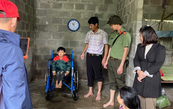 Tuổi trẻ Công an Quảng Trị giúp đỡ học sinh miền núi vượt khó đến trường -1