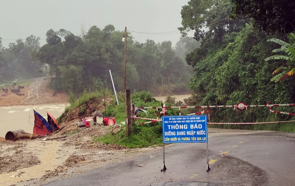 Mưa lũ gây ngập sâu, chia cắt nhiều tuyến đường tại miền núi Quảng Nam -0