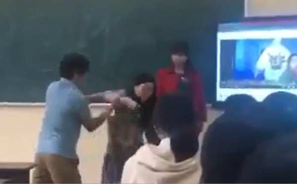 Xôn xao clip nữ giáo viên bị đồng nghiệp khóa tay, đẩy ra khỏi lớp học  -0