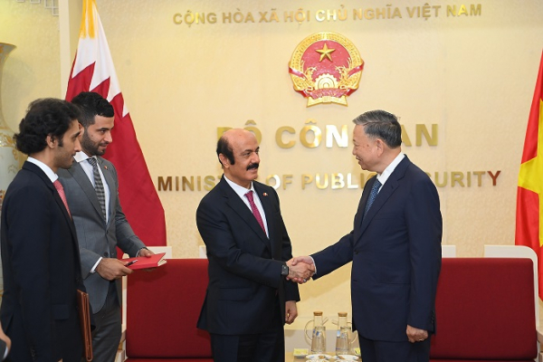 Minister To Lam receives outgoing Qatari Ambassador to Vietnam  -0