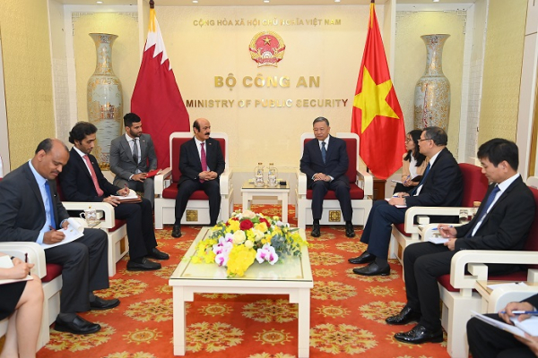 Minister To Lam receives outgoing Qatari Ambassador to Vietnam  -0