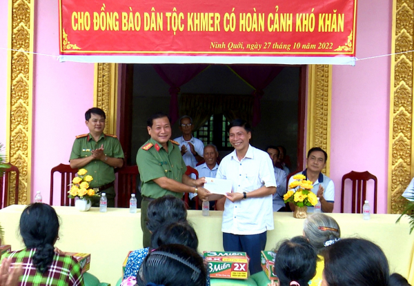 Công an tỉnh Bạc Liêu tặng quà đồng bào Khmer -0