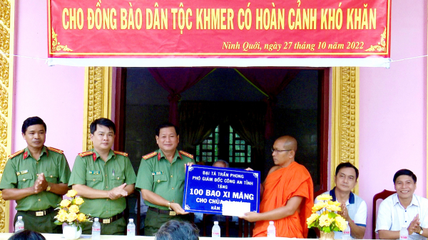 Công an tỉnh Bạc Liêu tặng quà đồng bào Khmer -2
