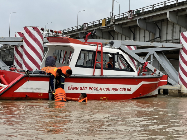 Những người lính cứu nạn trên sông Đồng Nai_sodacbiet_1/11_T30 -0