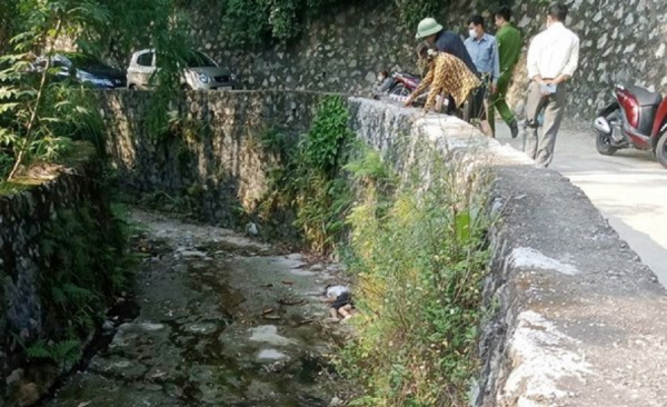 Đang đi làm, nhóm thợ xây tá hỏa phát hiện thi thể người đàn ông dưới khe suối -0