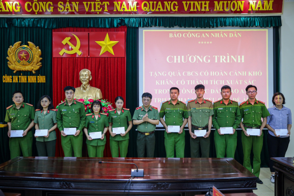 Báo CAND tổ chức chuyến sinh hoạt chính trị, “về nguồn” tại Ninh Bình -1