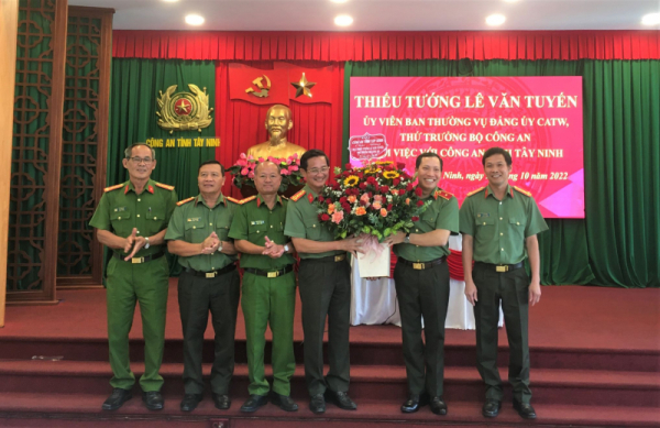 Deputy Minister Le Van Tuyen works with Tay Ninh police -0