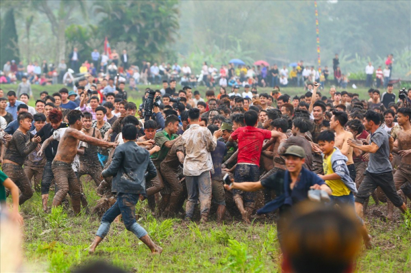 một lễ hội cướp phết ở việt nam với hàng trăm người lao vào nhau.jpg -0