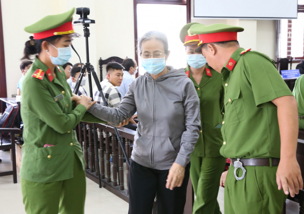 Bị cáo Cao Thị Cúc được cho phép rời tòa do lý do sức khỏe -2