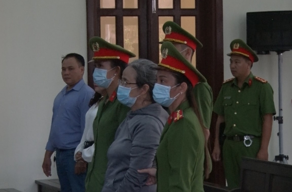 Bị cáo Cao Thị Cúc được cho phép rời tòa do lý do sức khỏe -0