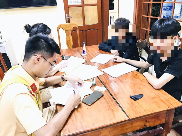 Xử lý hàng chục thanh thiếu niên đua xe trái phép ở Quảng Trị -0