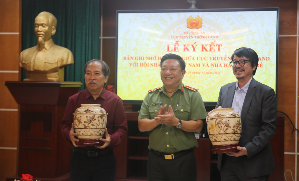 Cục Truyền thông CAND ký kết ghi nhớ hợp tác với Hội Nhà văn Việt Nam, Nhà hát Tuổi trẻ -0