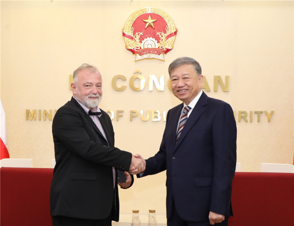 Minister To Lam receives incoming ambassador to Vietnam of Czech Republic -0