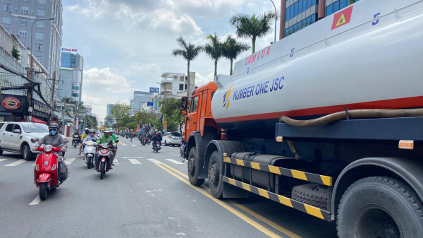 Sở Giao thông Vận tải Hà Nội nói về việc cấp phép ra vào nội đô cho xe chở xăng dầu -0