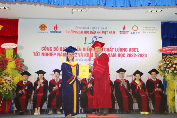 Trường Đại học Dầu khí Việt Nam khai giảng năm học 2022-2023 và trao bằng thạc sĩ, kỹ sư -0