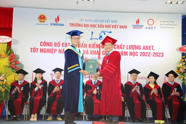 Trường Đại học Dầu khí Việt Nam khai giảng năm học 2022-2023 và trao bằng thạc sĩ, kỹ sư -1