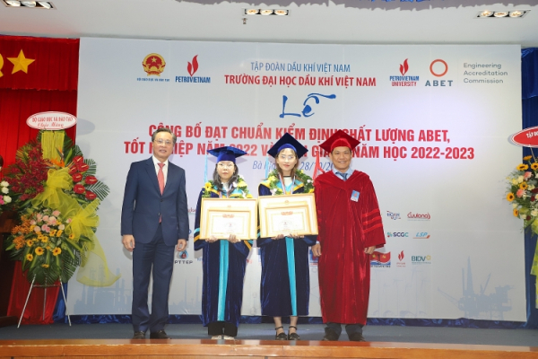 Trường Đại học Dầu khí Việt Nam khai giảng năm học 2022-2023 và trao bằng thạc sĩ, kỹ sư -0