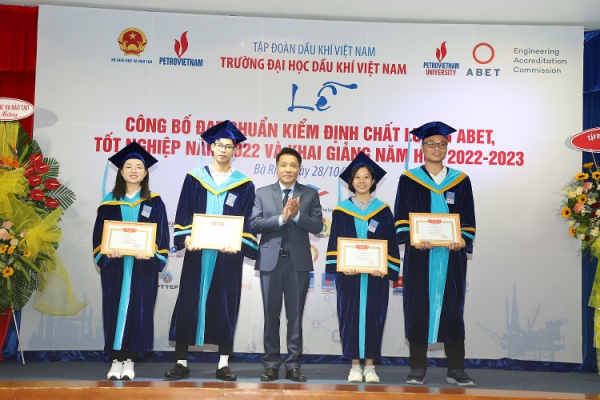 Trường Đại học Dầu khí Việt Nam khai giảng năm học 2022-2023 và trao bằng thạc sĩ, kỹ sư -1