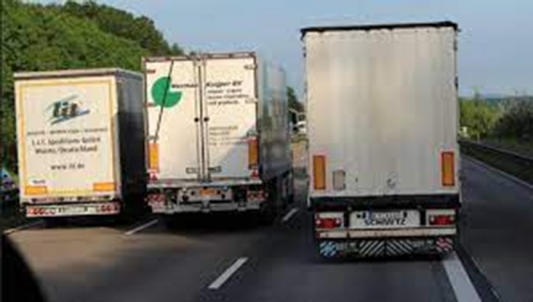 Serbia: cấm xe tải vượt nhau trên đường cao tốc -0