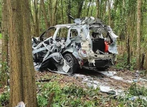Xe 7 chỗ bốc cháy sau tiếng nổ bất thường trong rừng tràm -0
