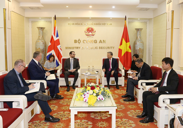 Minister To Lam receives incoming UK ambassador -0