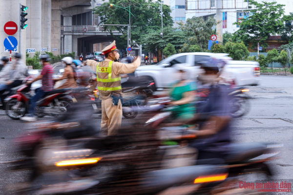 Cảnh sát giao thông ở Thủ đô rất áp lực -0