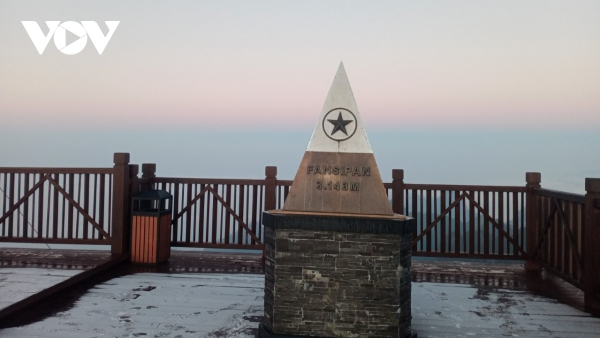 Hoarfrost on the top of Fansipan Mt. peak ahead of winter arrival -0