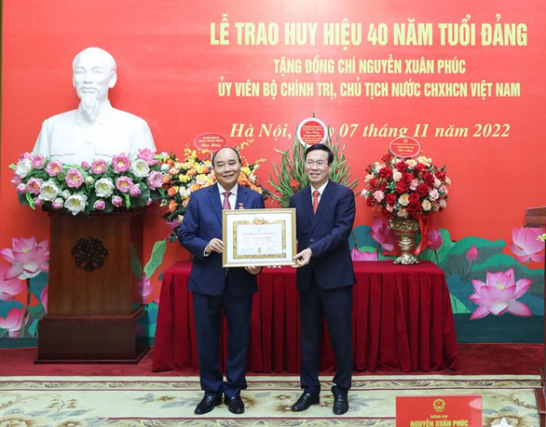 Trao Huy hiệu 40 năm tuổi Đảng tặng Chủ tịch nước Nguyễn Xuân Phúc -0