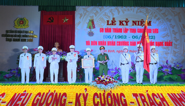 Trại giam Kim Sơn đón nhận Huân chương Bảo vệ Tổ quốc hạng Nhất -0