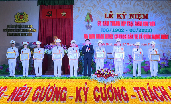 Trại giam Kim Sơn đón nhận Huân chương Bảo vệ Tổ quốc hạng Nhất -0
