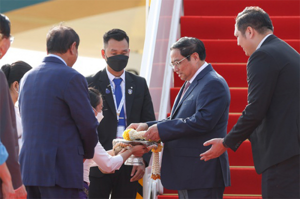 Thủ tướng Phạm Minh Chính tới Thủ đô Phnom Penh, bắt đầu chuyến thăm chính thức Campuchia -0