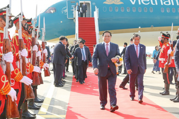 Thủ tướng Phạm Minh Chính tới Thủ đô Phnom Penh, bắt đầu chuyến thăm chính thức Campuchia -0