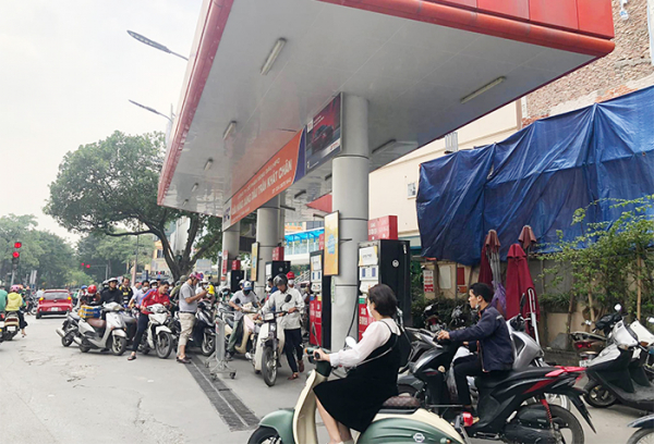 Hà Nội: Người dân vẫn xếp hàng chờ đổ xăng -0