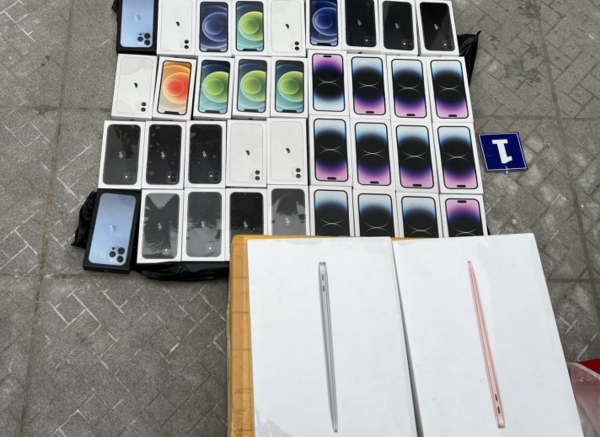 Tên trộm nuốt không trôi 36 chiếc Iphone -0