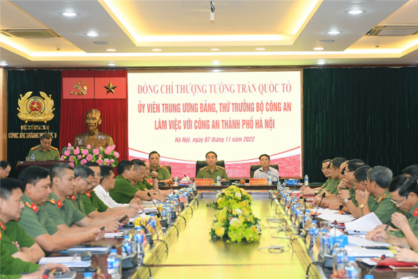 Deputy Minister Tran Quoc To works with Hanoi city police -0