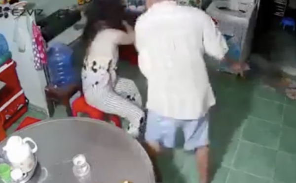 Đánh đập con gái dã man vì xin đi chơi về muộn -0