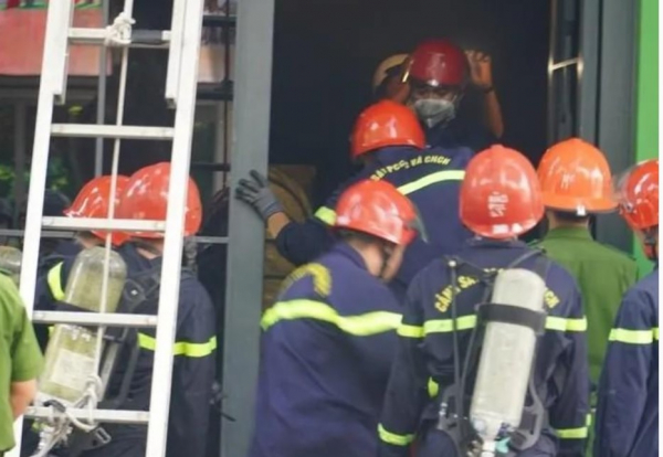 Hai cán bộ Cảnh sát PCCC  phá cửa cuốn dập lửa cứu người khi đang trên đường đi công tác về -0