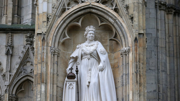 Vua Charles III công bố bức tượng Nữ hoàng Elizabeth II bằng đá vôi đầu tiên -0