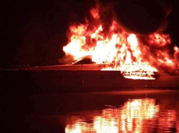 Cứu 3 người trong vụ cháy du thuyền trên sông Sài Gòn -0