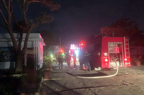 Thư viện trường THCS tại Quảng Nam bốc cháy ngùn ngụt trong đêm -0
