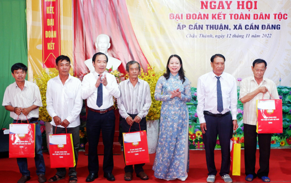Phó Chủ tịch nước Võ Thị Ánh Xuân dự Ngày hội Đại đoàn kết toàn dân tộc tại An Giang -0