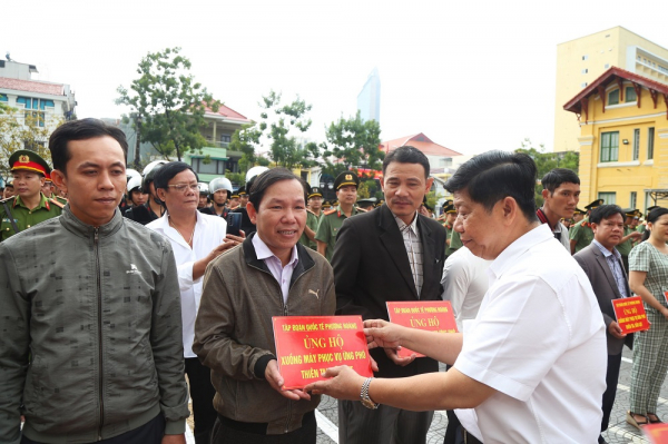 Tập đoàn quốc tế Phượng Hoàng trao tặng Công an Thừa Thiên-Huế 20 chiếc xuồng máy -0