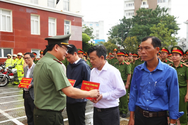 Tập đoàn quốc tế Phượng Hoàng trao tặng Công an Thừa Thiên-Huế 20 chiếc xuồng máy -0