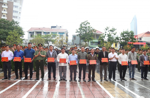 Tập đoàn quốc tế Phượng Hoàng trao tặng Công an Thừa Thiên-Huế 20 chiếc xuồng máy -0