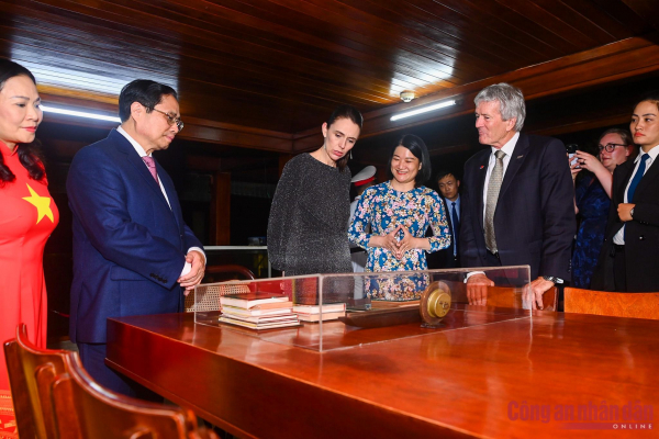 Thủ tướng Jacinda Ardern thưởng thức bưởi Diễn, thăm Nhà sàn Bác Hồ cùng Thủ tướng Phạm Minh Chính -0