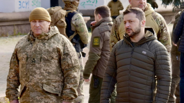Tổng thống Ukraine tới trung tâm Kherson, khen pháo HIMARS -0