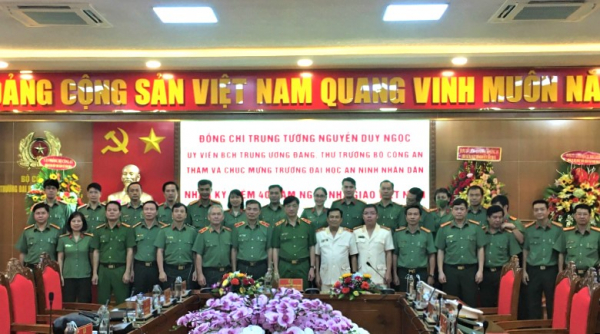 Deputy Minister Nguyen Duy Ngoc meets teaching staff on Vietnamese Teachers’ Day -0
