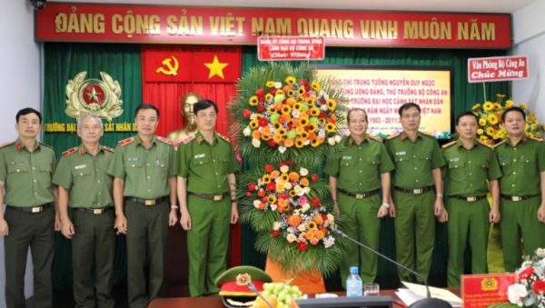 Deputy Minister Nguyen Duy Ngoc meets teaching staff on Vietnamese Teachers’ Day -0